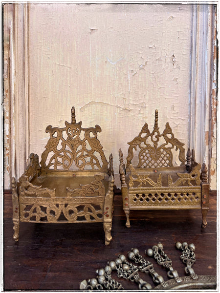 Antique sinhasan