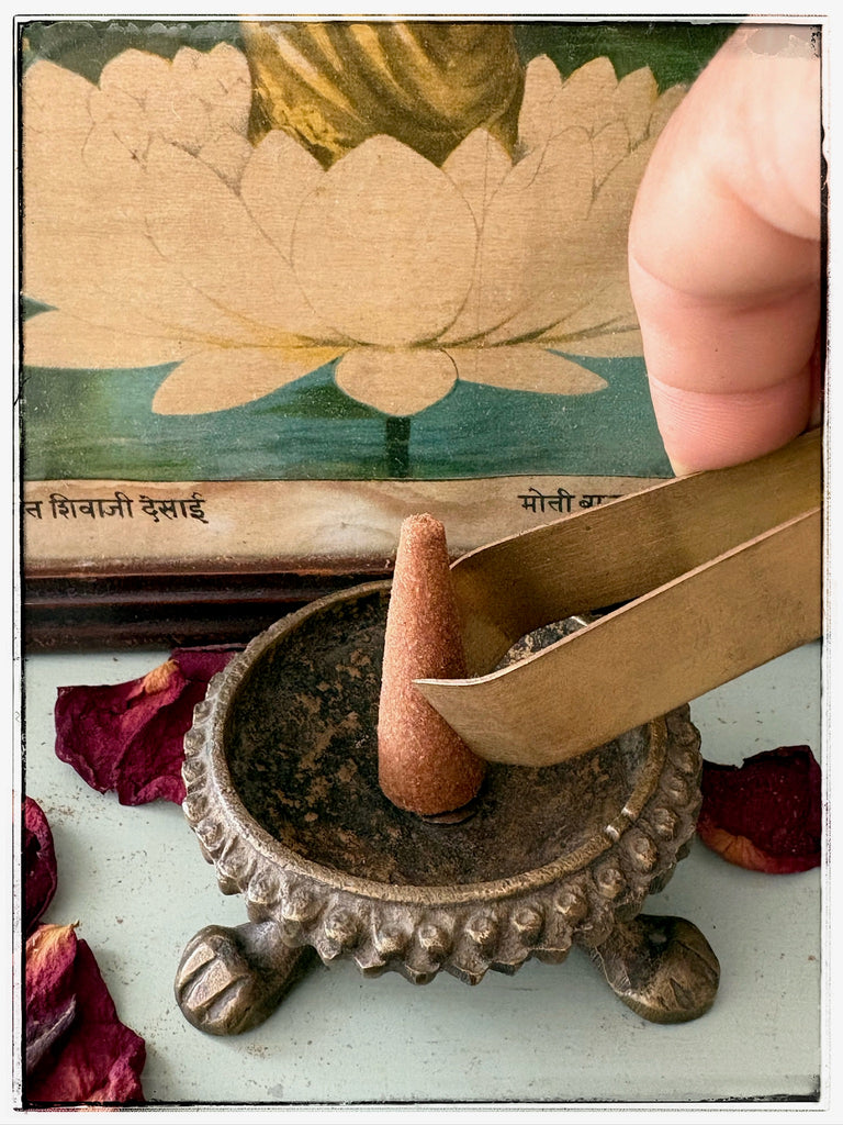 Lavender slow-burning dhoop