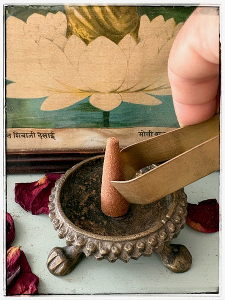 Lavender slow-burning dhoop