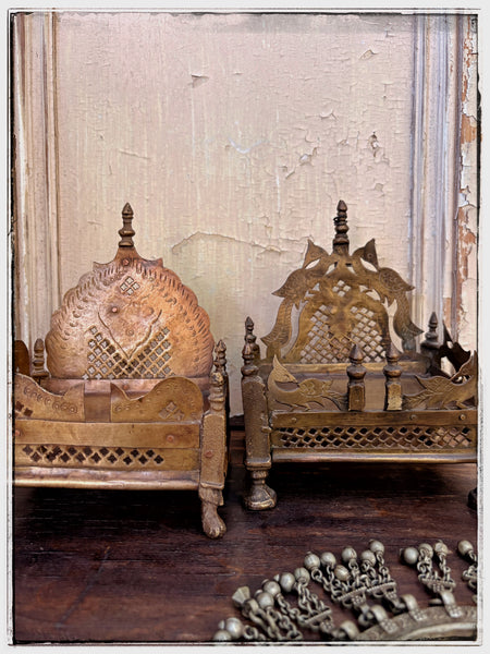 Antique sinhasan
