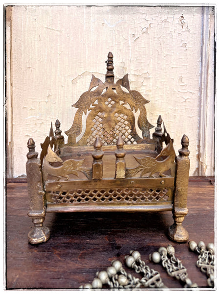 Antique sinhasan